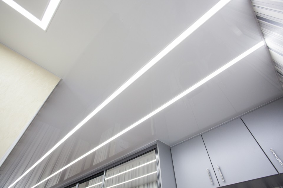 Заказать световые потолки с линией света в г. Полысаево